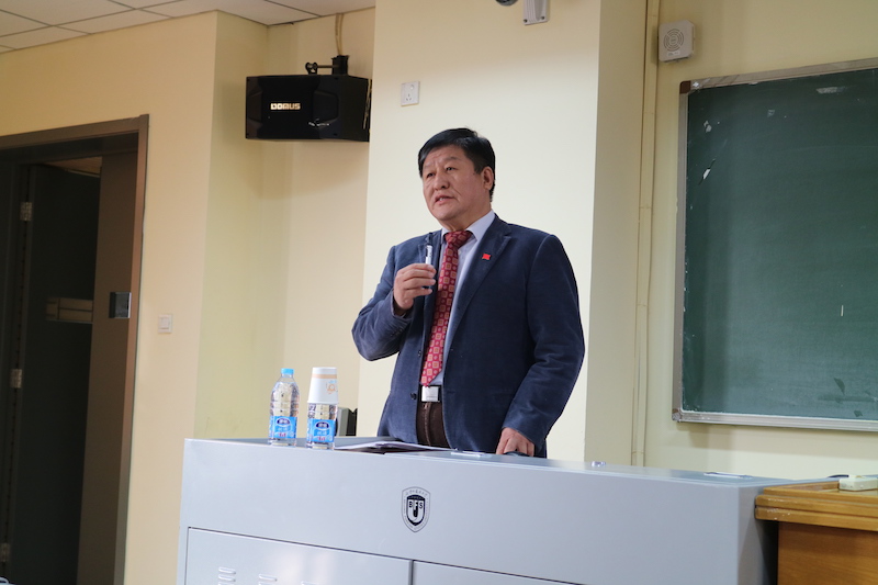 图二 张国斌先生正认真演讲